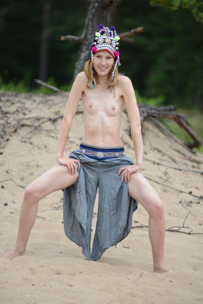 16P Das dünne junge Mädchen Shanty A macht sich auf Treibholz am Strand völlig nackt