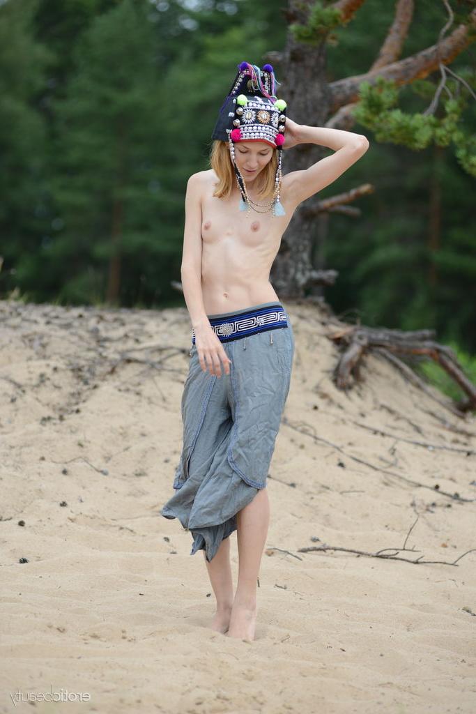 16P Das dünne junge Mädchen Shanty A macht sich auf Treibholz am Strand völlig nackt