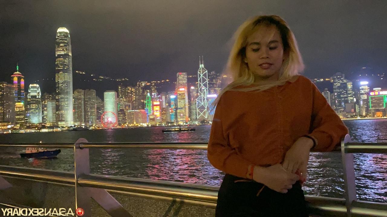 20P La delgada asiática Mia muestra su coño lleno de creampie después de un poco de sexo POV