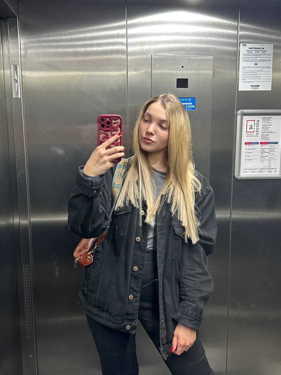 12P A gata loira All About Diana posa sem sutiã em sua camisa branca em um solo