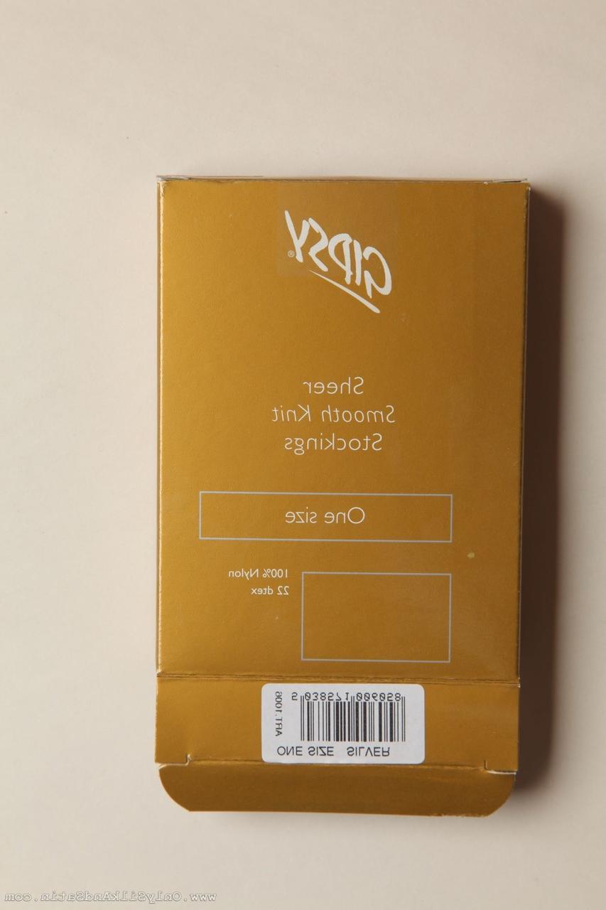 20P La pequeña belleza kim b se desnuda y posa con medias transparentes y suaves