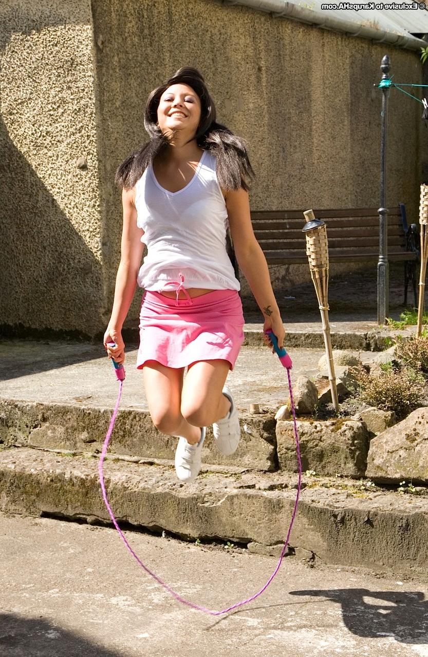 20P La jolie brune Natalia enlève ses vêtements et sa culotte et attrape son gros butin.