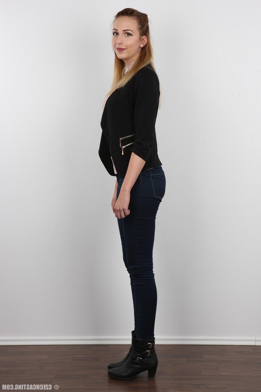 20P La guapa modelo Eva se quita los jeans para posar desnuda para un gran momento