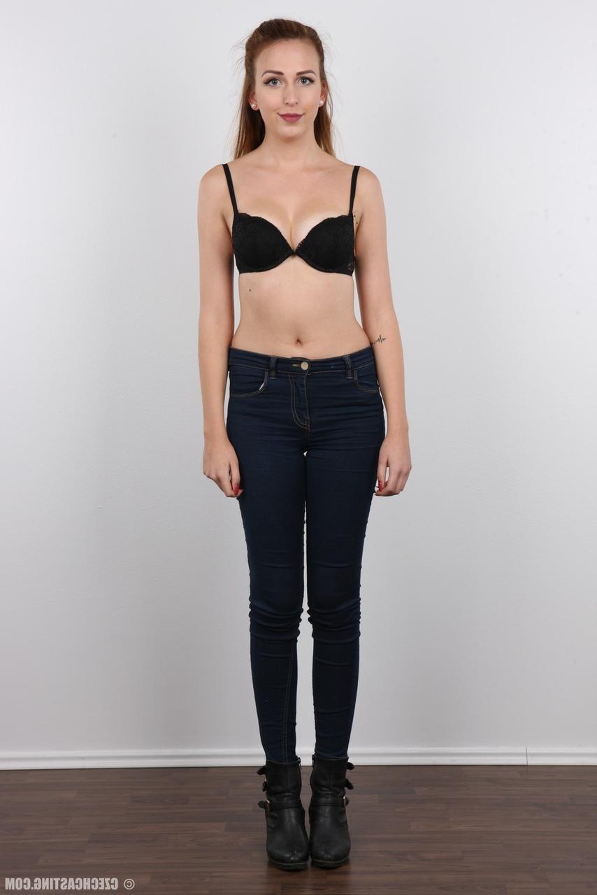 20P La guapa modelo Eva se quita los jeans para posar desnuda para un gran momento