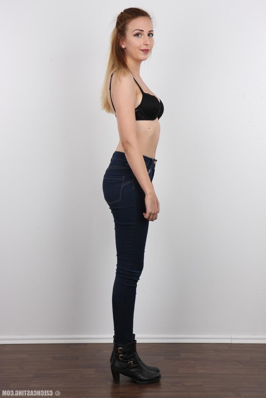 20P La guapa modelo Eva se quita los jeans para posar desnuda para un gran momento