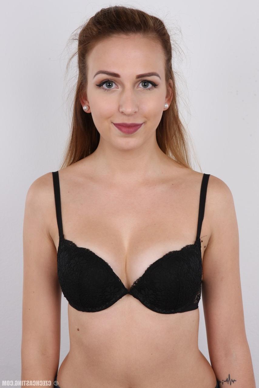 20P La guapa modelo Eva se quita los jeans para posar desnuda para un gran momento