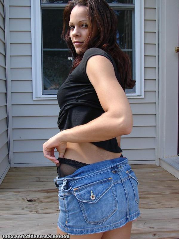 12P Garota amadora solo mostra sua calcinha upskirt em uma saia jeans