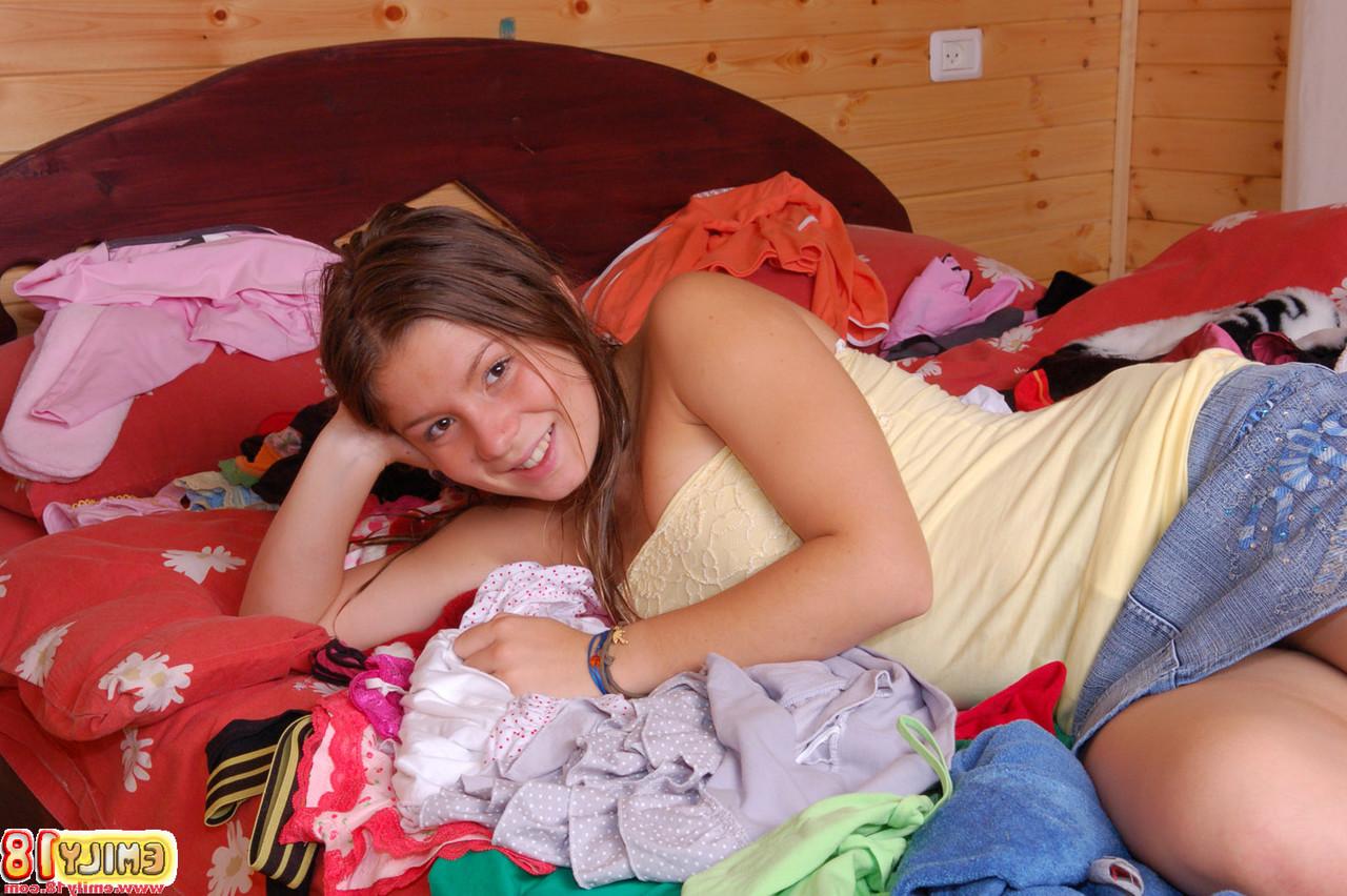 15P Joven sexy acaricia sus pequeñas tetas encima de su cama en tanga