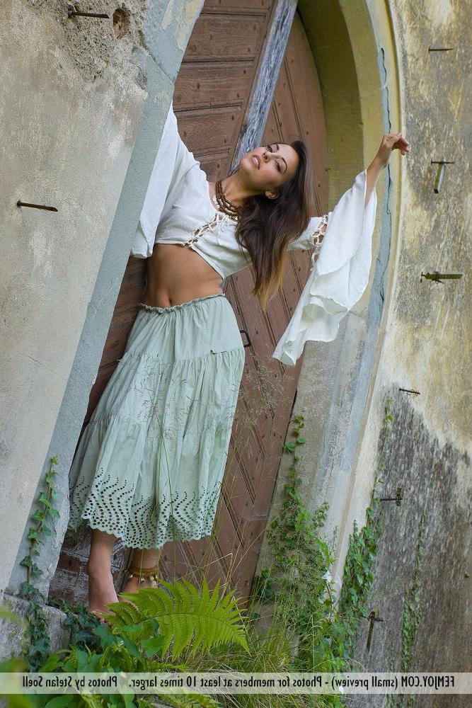 12P La superbe gitane brune Lorena G se déshabille à l'extérieur pour exposer son corps chaud.