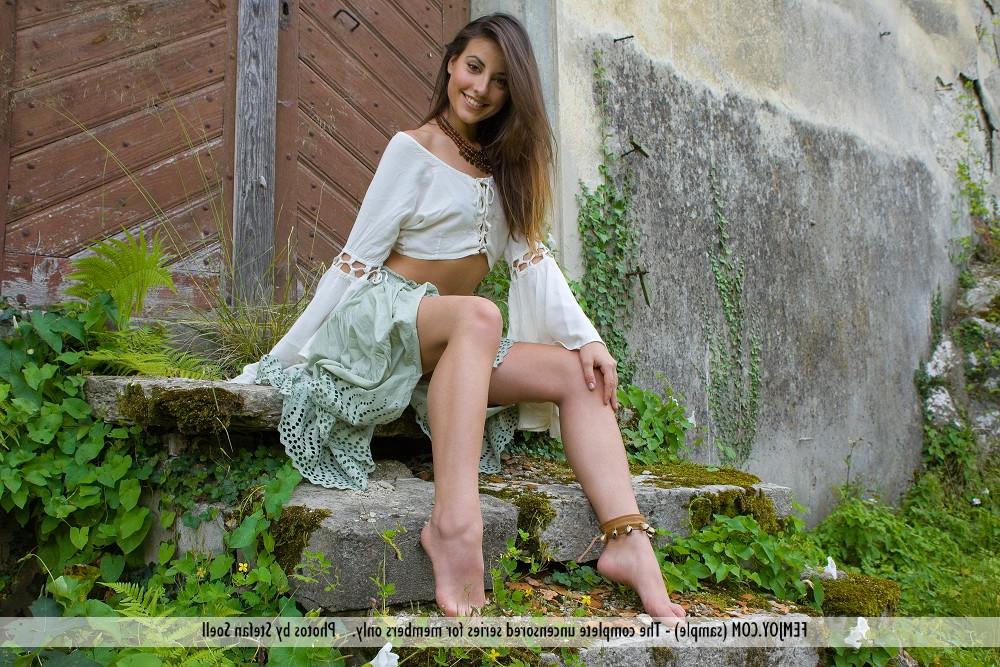 12P La superbe gitane brune Lorena G se déshabille à l'extérieur pour exposer son corps chaud.