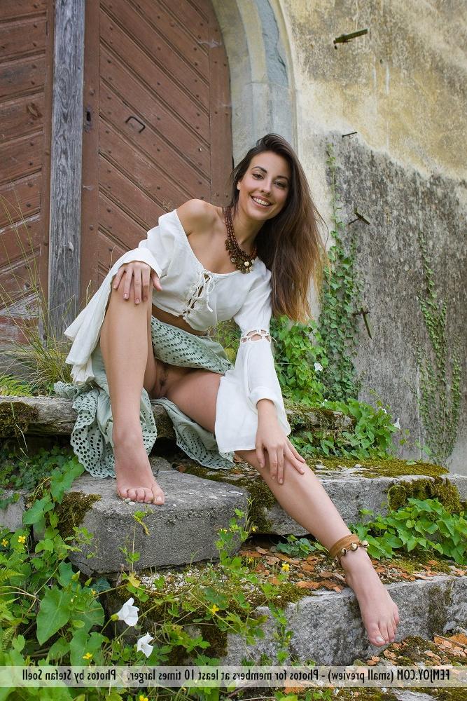 12P La superbe gitane brune Lorena G se déshabille à l'extérieur pour exposer son corps chaud.