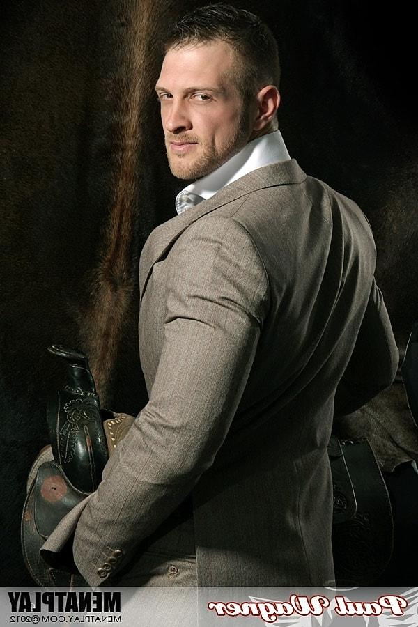 15P Le gay musclé Paul Wagner dévoile sa grosse bite tout en se taquinant en costume