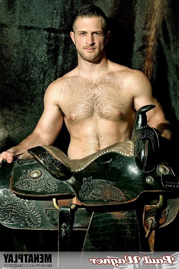 15P Le gay musclé Paul Wagner dévoile sa grosse bite tout en se taquinant en costume