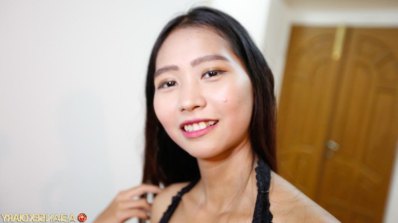 20P A alta beleza asiática Toto fode em posições sexuais doggystyle e missionárias