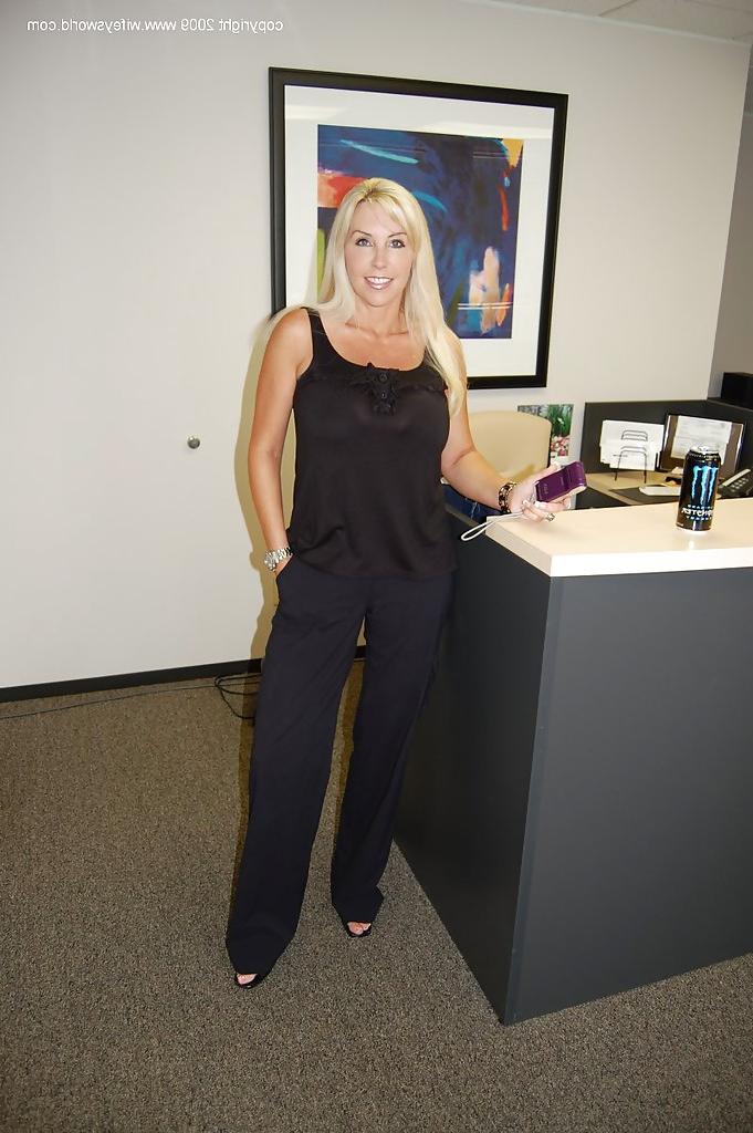 13P Wifey, une MILF en chaleur, expose sa lingerie et sa chatte sexy au bureau.
