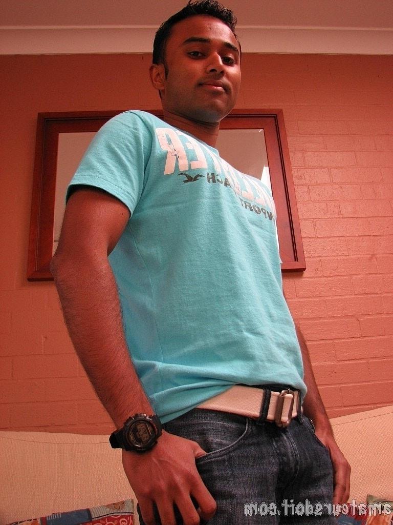 20P El amateur gay de piel oscura Saul Cumload se quita la ropa y se masturba la polla