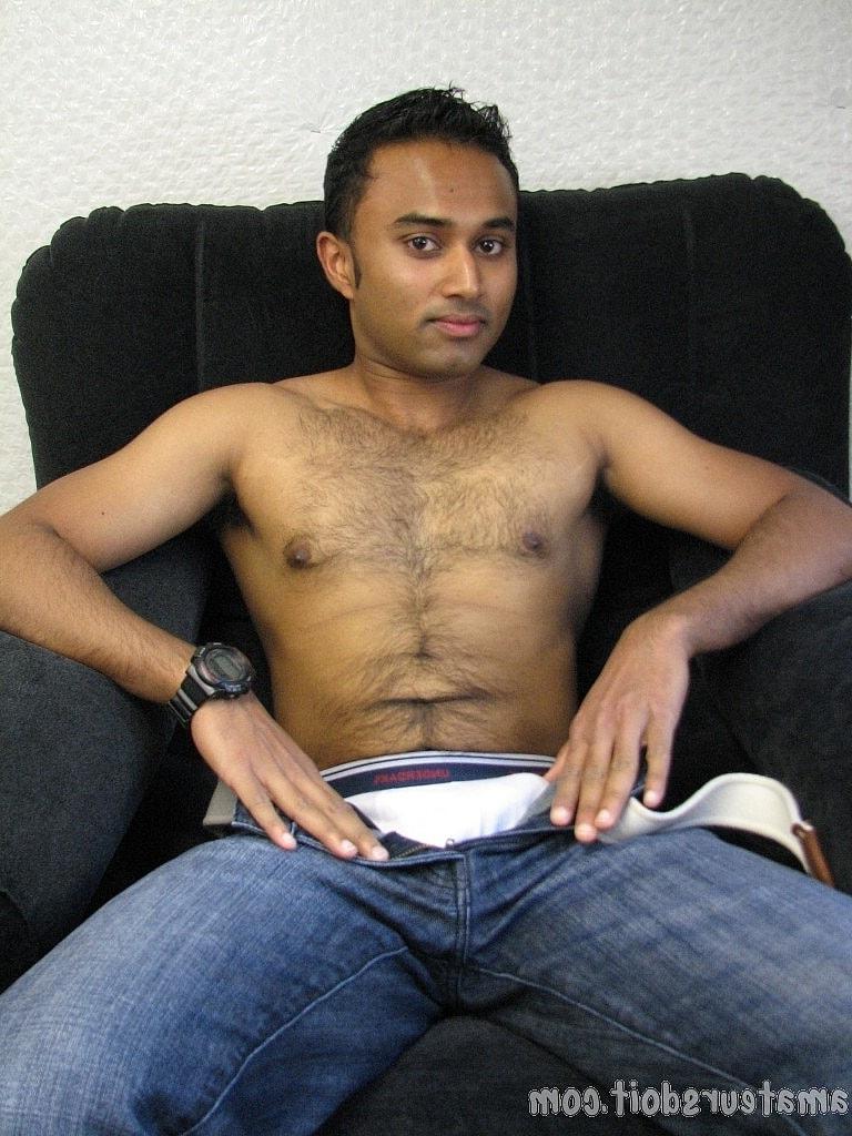 20P El amateur gay de piel oscura Saul Cumload se quita la ropa y se masturba la polla