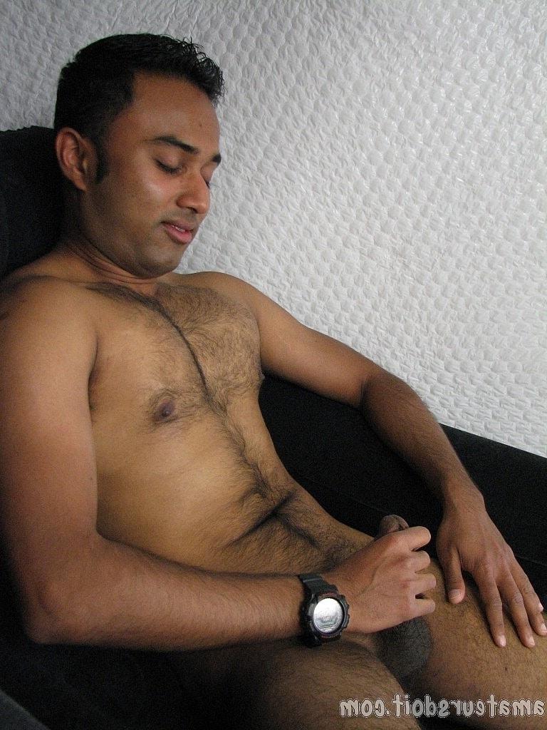 20P El amateur gay de piel oscura Saul Cumload se quita la ropa y se masturba la polla