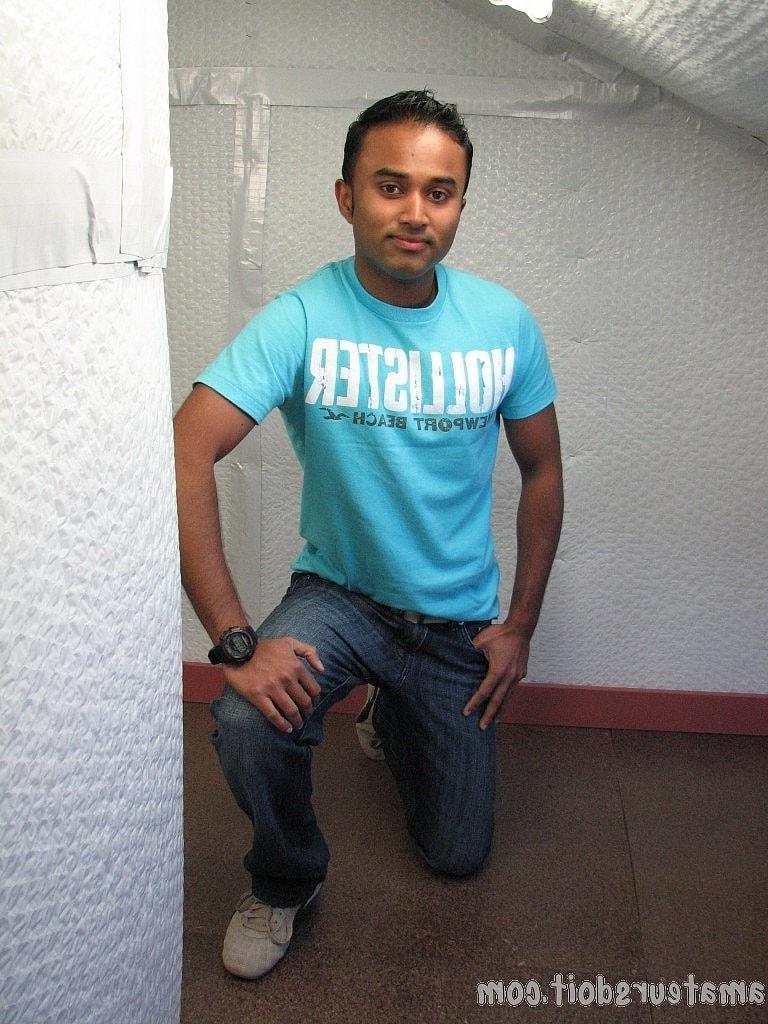 20P El amateur gay de piel oscura Saul Cumload se quita la ropa y se masturba la polla