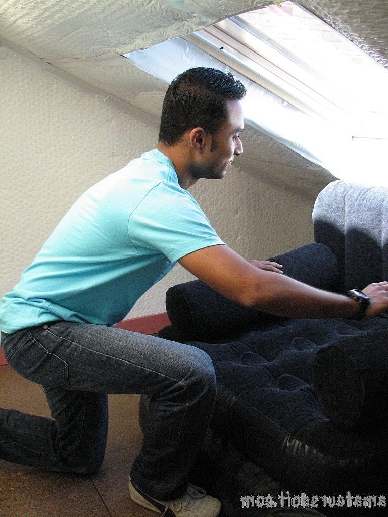20P El amateur gay de piel oscura Saul Cumload se quita la ropa y se masturba la polla