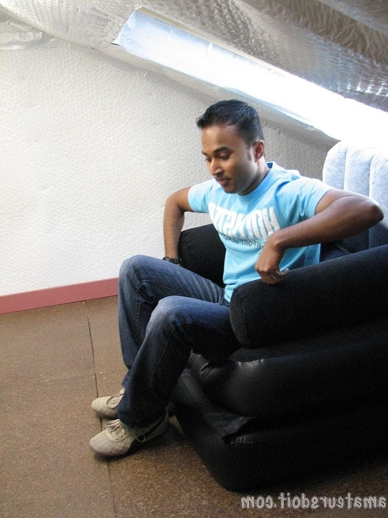 20P El amateur gay de piel oscura Saul Cumload se quita la ropa y se masturba la polla