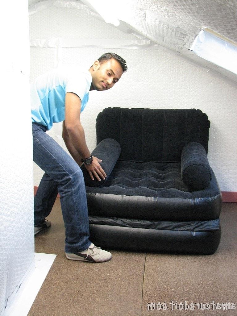 20P El amateur gay de piel oscura Saul Cumload se quita la ropa y se masturba la polla