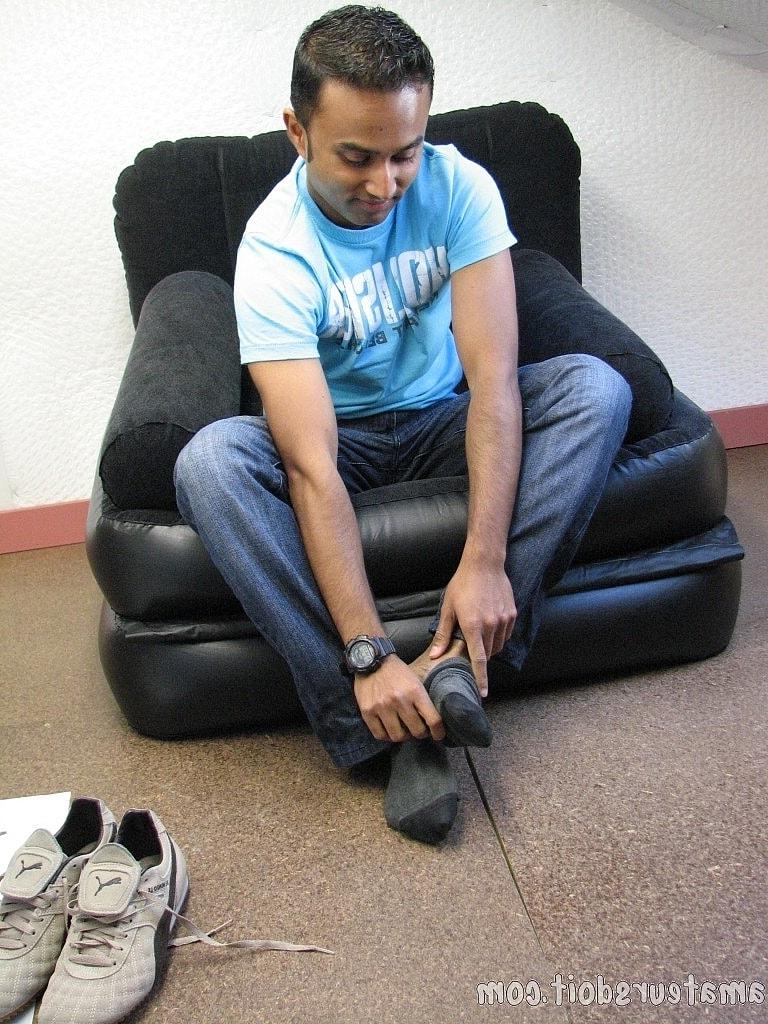 20P El amateur gay de piel oscura Saul Cumload se quita la ropa y se masturba la polla