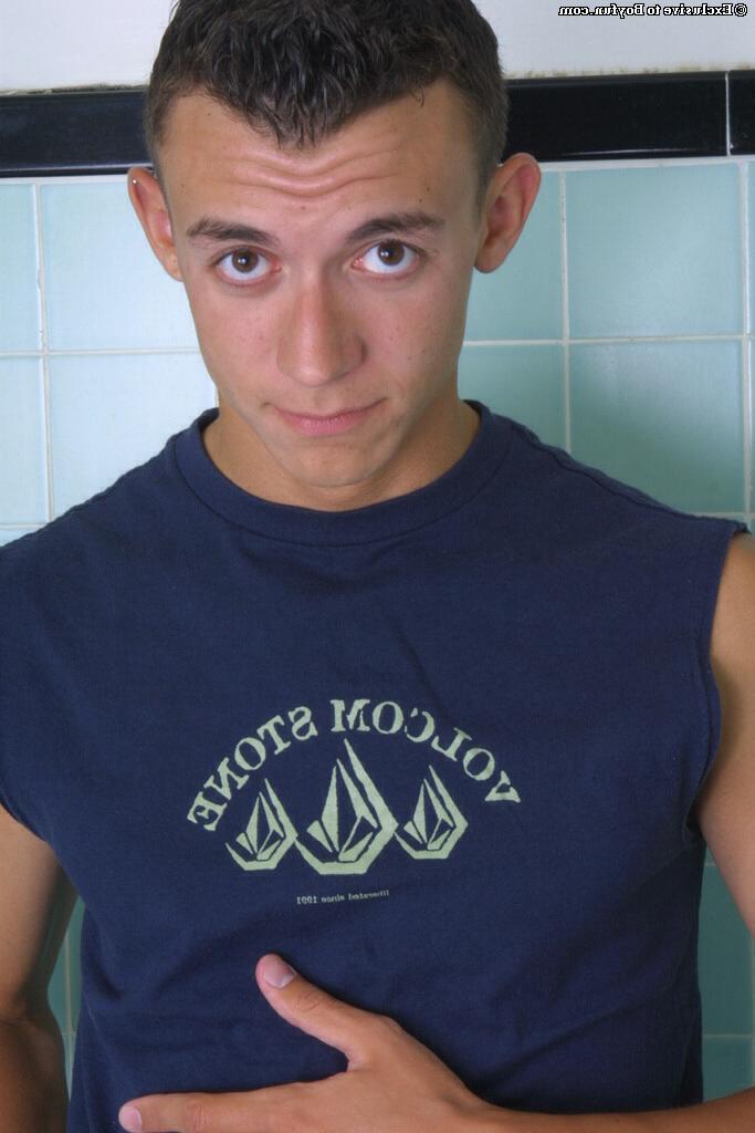 20P Sexy gay Dan loses his shirt and jeans and masturbates in the tub
