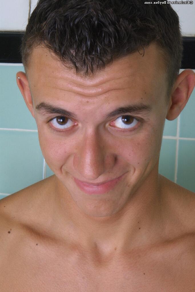 20P Sexy gay Dan loses his shirt and jeans and masturbates in the tub