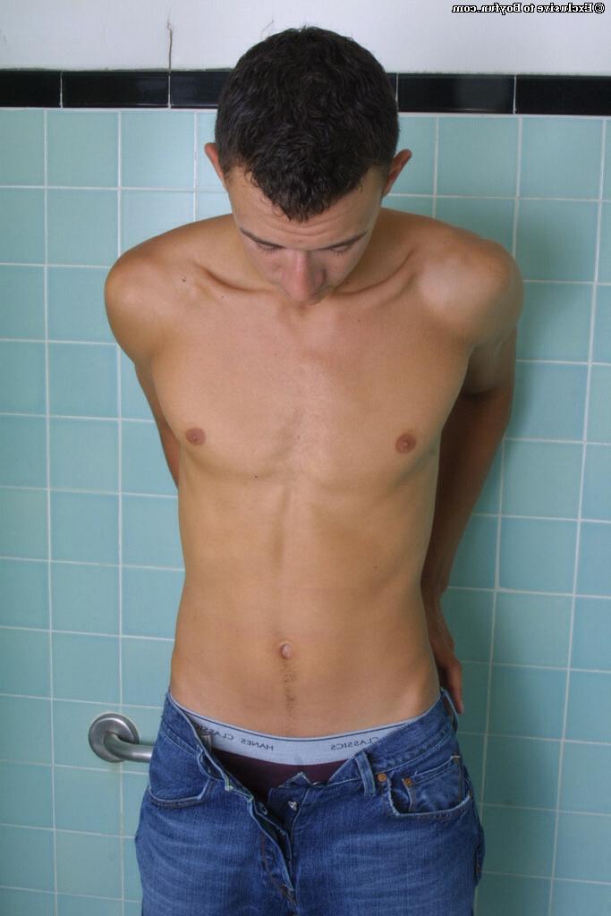 20P Sexy gay Dan loses his shirt and jeans and masturbates in the tub