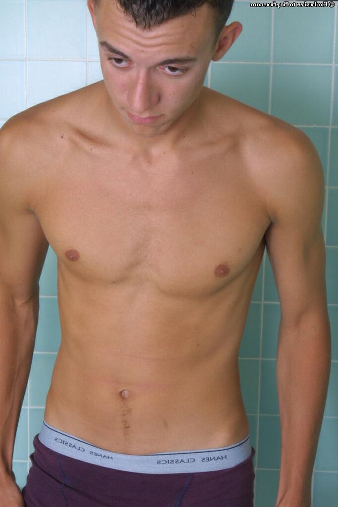 20P Sexy gay Dan loses his shirt and jeans and masturbates in the tub