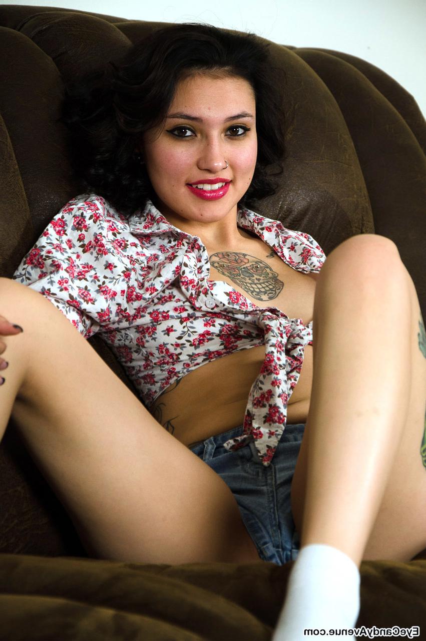 16P La joven morena reyna revela su cuerpo tatuado mientras usa calcetines blancos