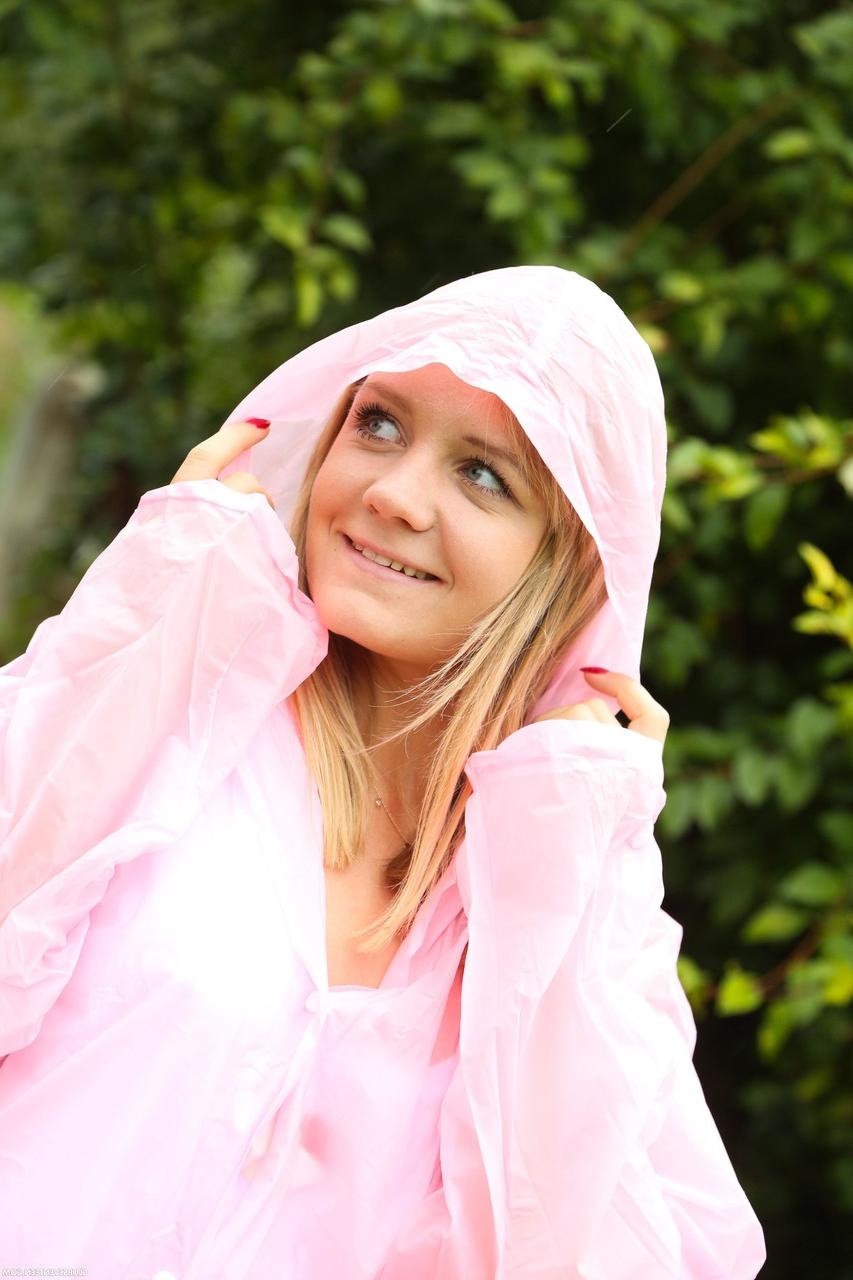 20P A adolescente húngara Lucette Nice se masturbando na chuva à beira do rio