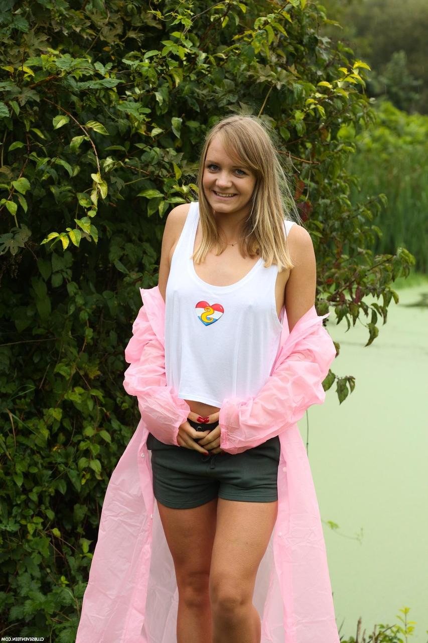 20P A adolescente húngara Lucette Nice se masturbando na chuva à beira do rio
