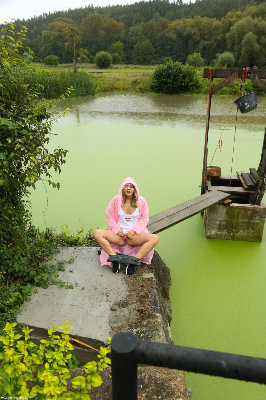20P A adolescente húngara Lucette Nice se masturbando na chuva à beira do rio