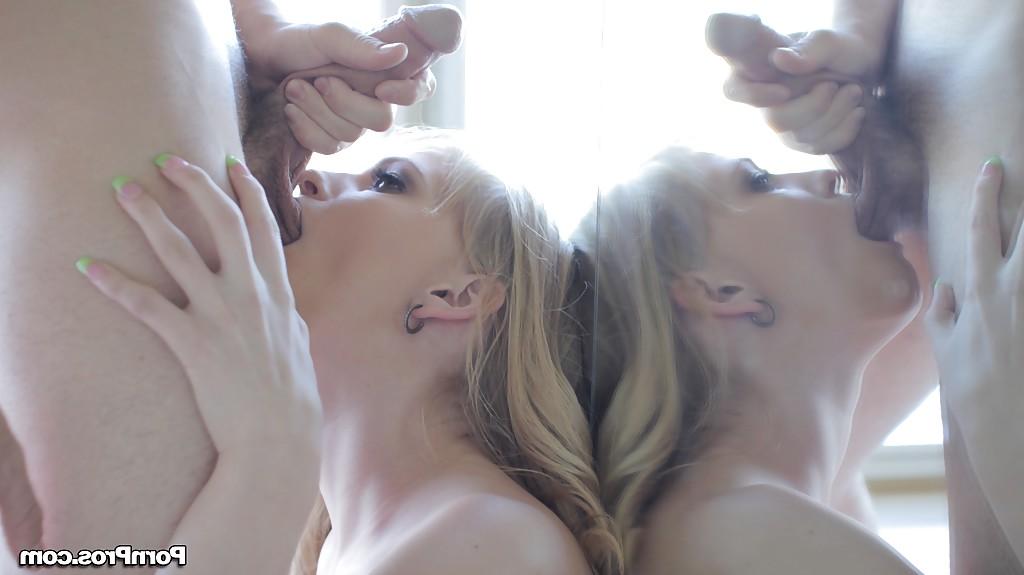 16P La jeune blonde Allie James fait une pipe en gorge profonde et avale.