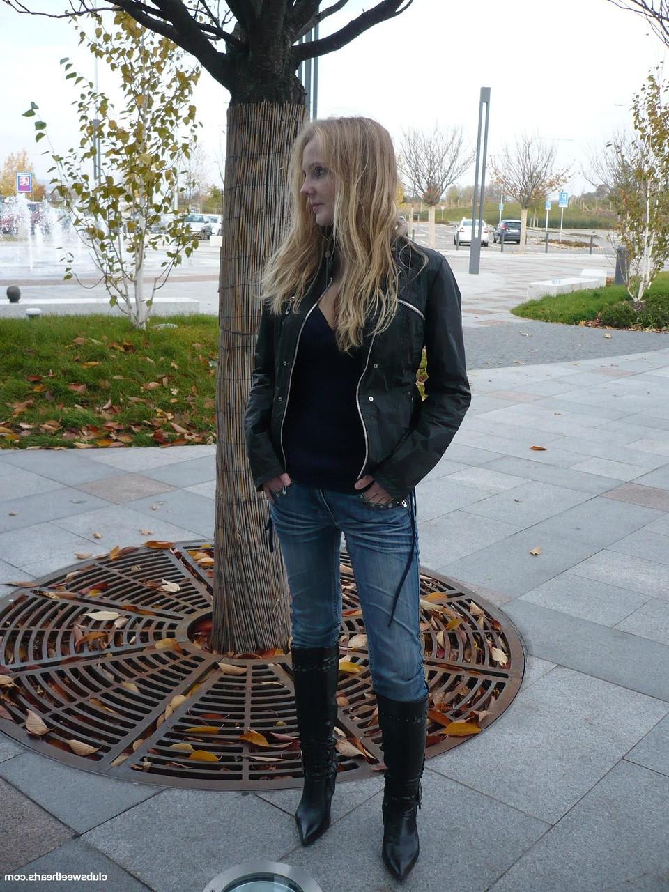 20P La joven rubia delgada Goldie E hace una mamada con sus pequeñas tetas perfectas expuestas