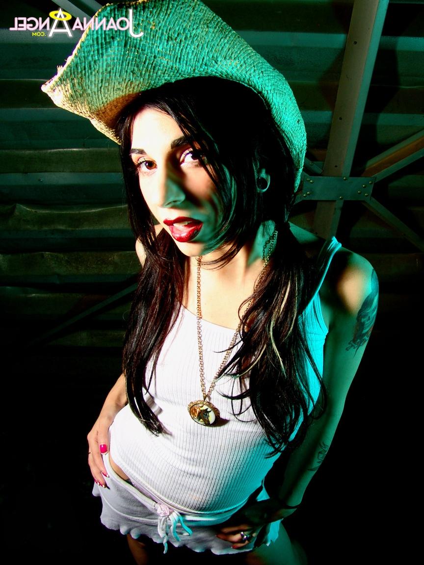 17P Die superheiße Joanna Angel zeigt ihre leckeren großen Titten und fingert ihre Fotze mit Cowboyhut