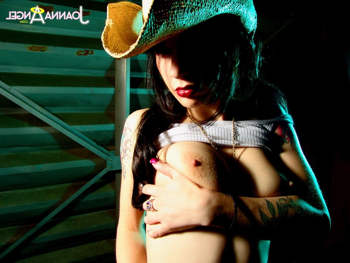 17P Die superheiße Joanna Angel zeigt ihre leckeren großen Titten und fingert ihre Fotze mit Cowboyhut