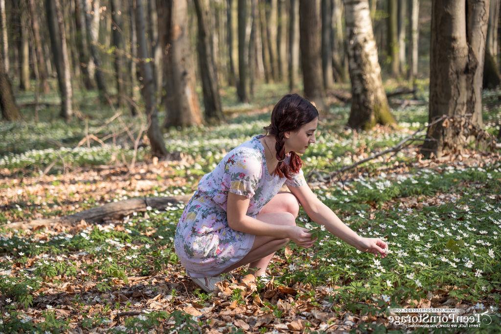 20P A bela adolescente Gloria fica nua com sapatos baixos enquanto colhe flores em uma floresta