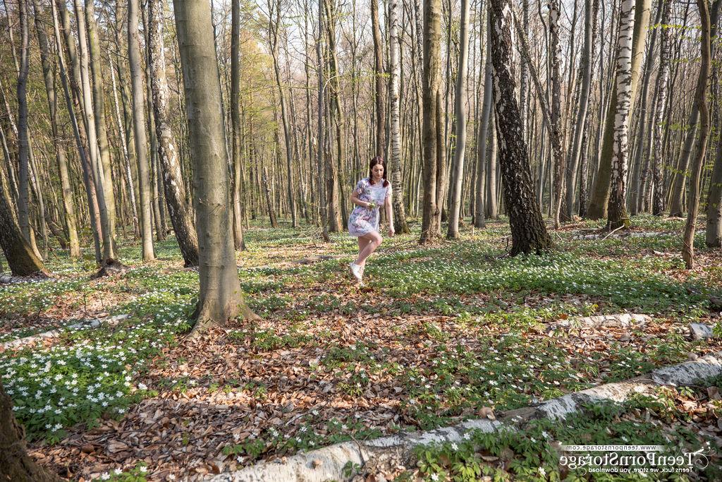 20P A bela adolescente Gloria fica nua com sapatos baixos enquanto colhe flores em uma floresta