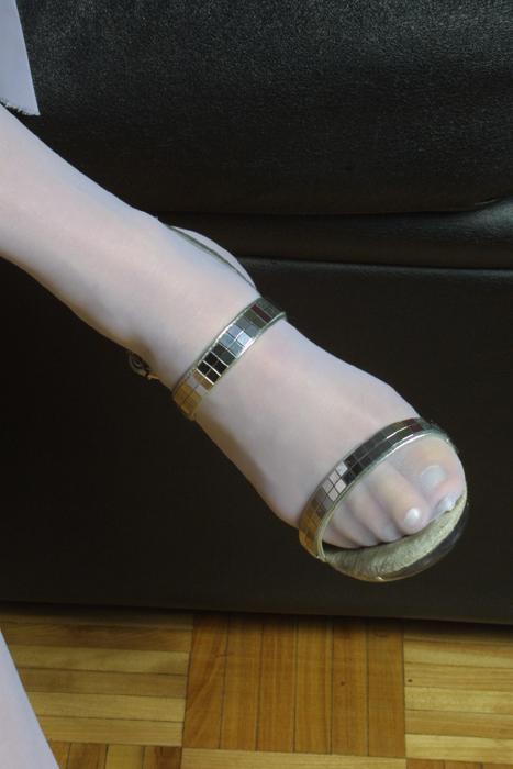 20P Slender brunette amateur Amy Lee flaunts her tasty feet in stockings