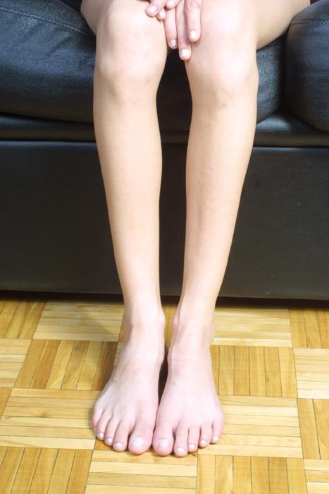 20P Slender brunette amateur Amy Lee flaunts her tasty feet in stockings