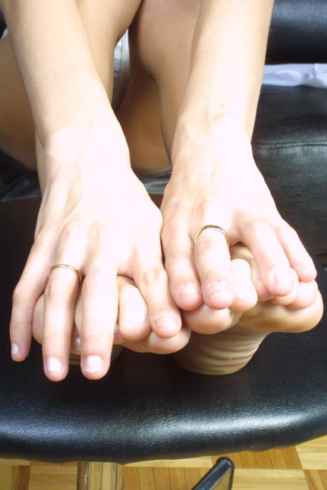 20P Slender brunette amateur Amy Lee flaunts her tasty feet in stockings