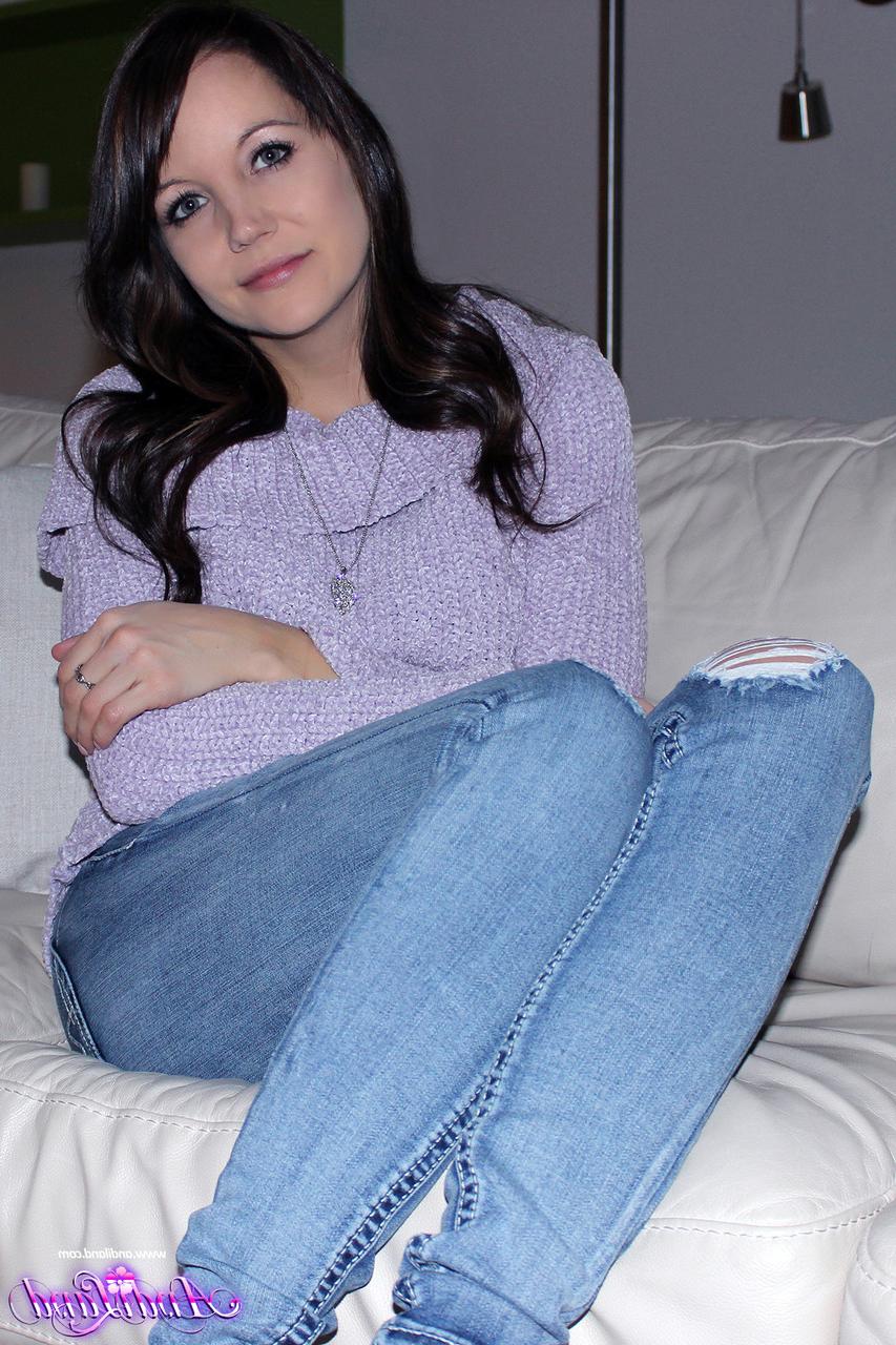 15P A jovem morena Andi Land descobre seus seios empinados enquanto usa roupas íntimas sexy