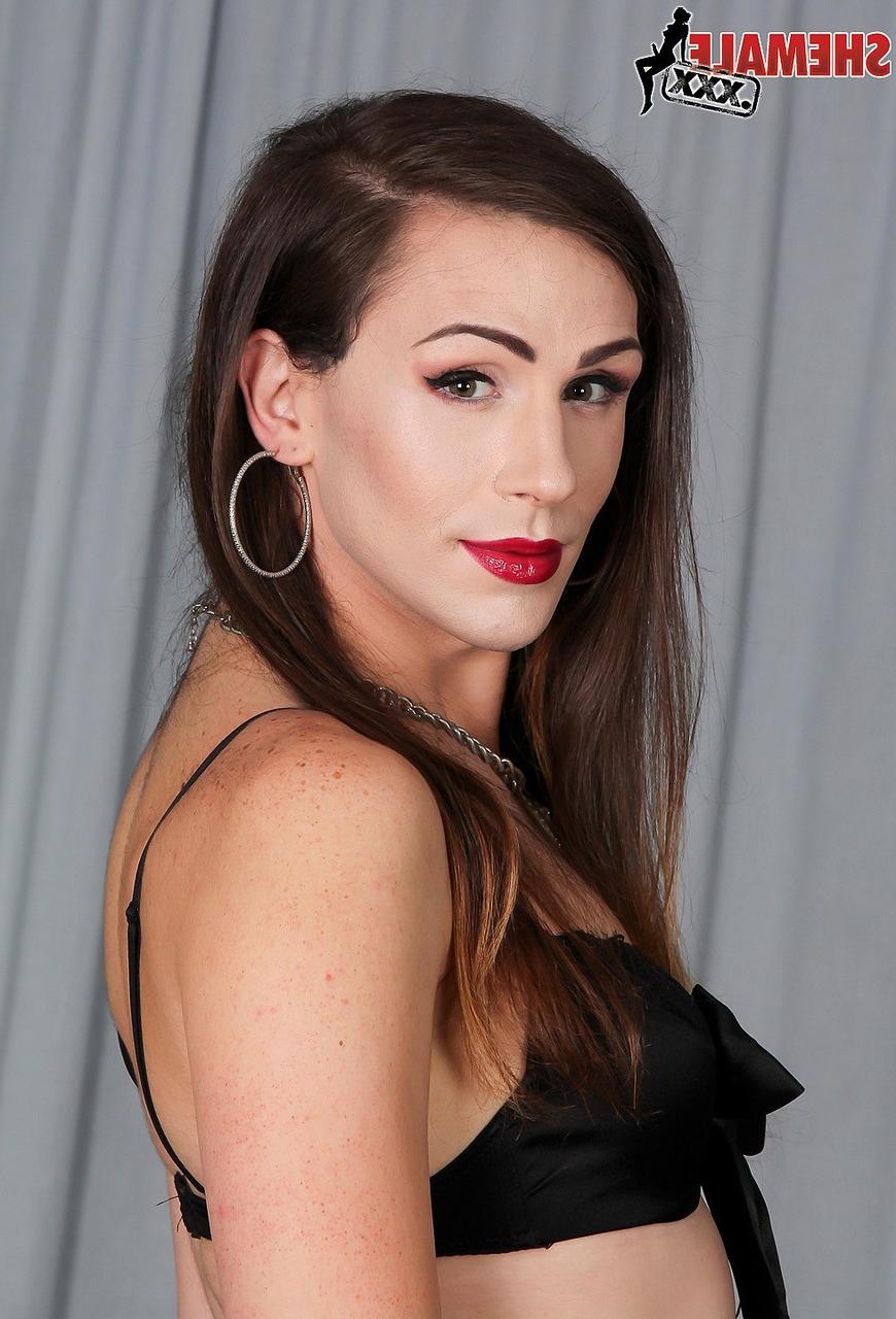 16P Karma, grande transexuelle américaine, enlève ses bottes hautes et se masturbe.