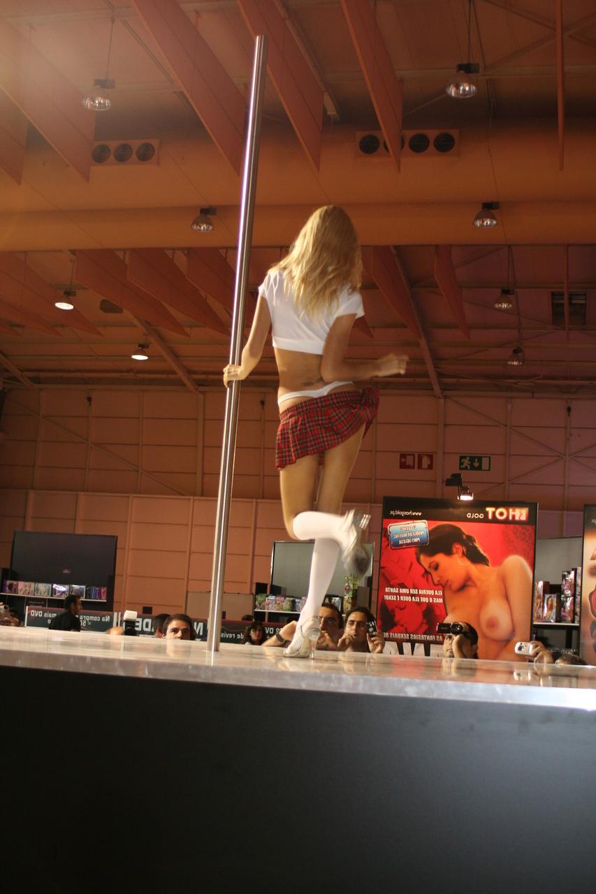 17P Portuguese stripper Erica Fontes with skinny body easily turns crowd on