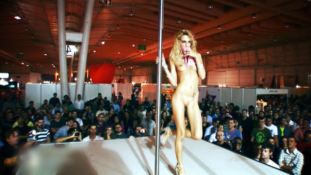 17P Portuguese stripper Erica Fontes with skinny body easily turns crowd on