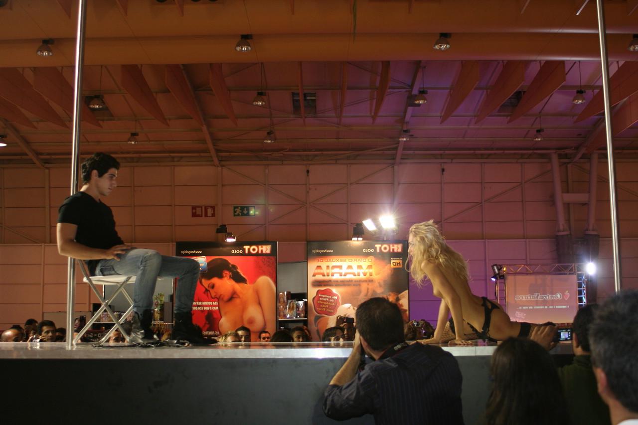 17P Portuguese stripper Erica Fontes with skinny body easily turns crowd on