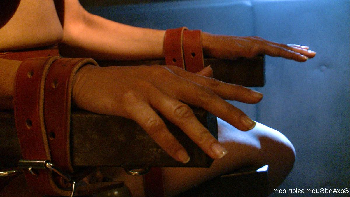 20P A submissa latina Beretta James assiste pornografia e é brincada enquanto está amarrada